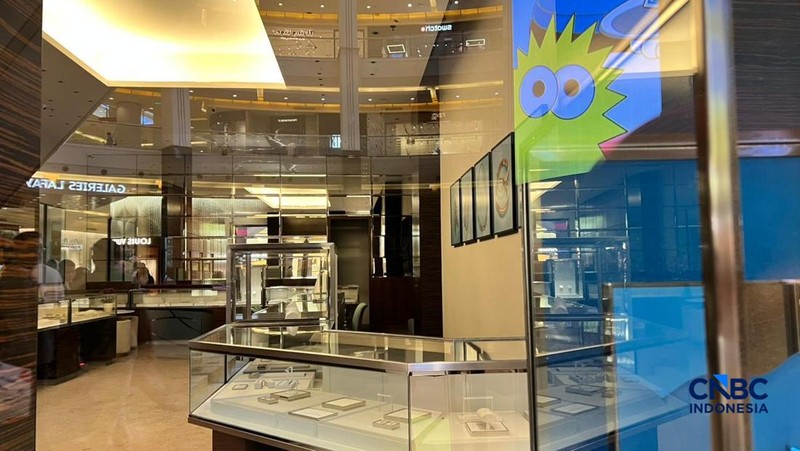 Direktorat Jenderal Bea dan Cukai Kantor Wilayah (Kanwil) Jakarta menyegel tiga toko toko perhiasan mewah Tiffany & Co di tiga pusat perbelanjaan  ibu kota, Plaza Senayan, Plaza Indonesia, dan Pacific Place. (CNBC Indonesia/Halimatus Sa&rsquo;diyah)