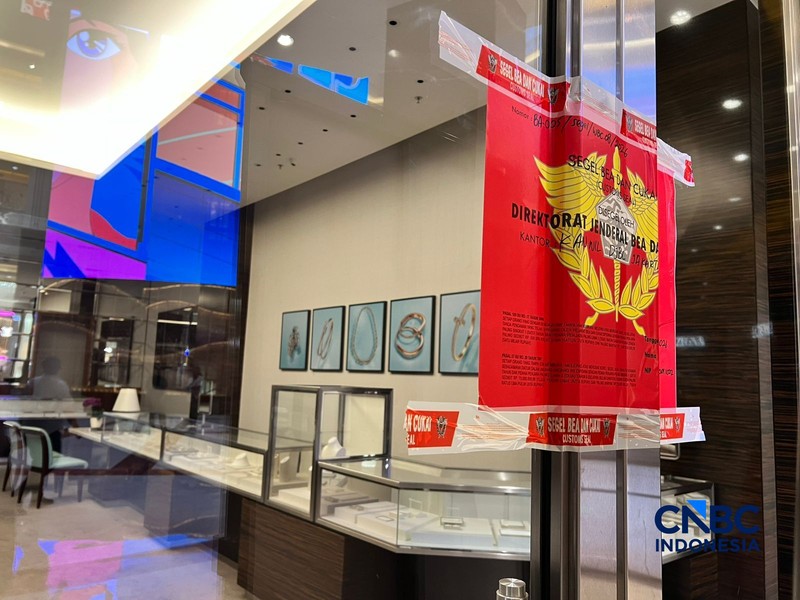 Direktorat Jenderal Bea dan Cukai Kantor Wilayah (Kanwil) Jakarta menyegel tiga toko toko perhiasan mewah Tiffany &amp; Co di tiga pusat perbelanjaan  ibu kota, Plaza Senayan, Plaza Indonesia, dan Pacific Place. (CNBC Indonesia/Halimatus Sa&rsquo;diyah)