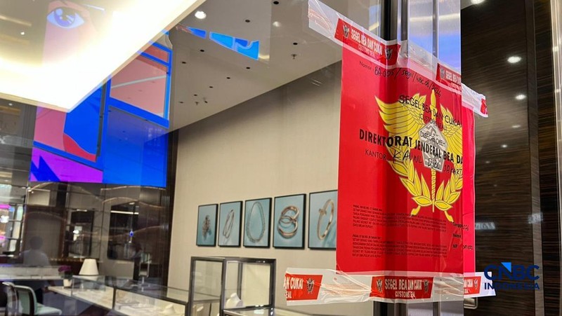 Direktorat Jenderal Bea dan Cukai Kantor Wilayah (Kanwil) Jakarta menyegel tiga toko toko perhiasan mewah Tiffany & Co di tiga pusat perbelanjaan  ibu kota, Plaza Senayan, Plaza Indonesia, dan Pacific Place. (CNBC Indonesia/Halimatus Sa&rsquo;diyah)
