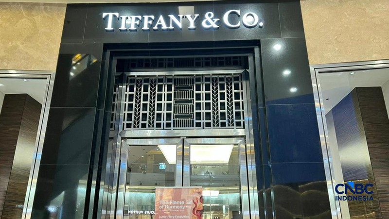 Direktorat Jenderal Bea dan Cukai Kantor Wilayah (Kanwil) Jakarta menyegel tiga toko toko perhiasan mewah Tiffany & Co di tiga pusat perbelanjaan  ibu kota, Plaza Senayan, Plaza Indonesia, dan Pacific Place. (CNBC Indonesia/Halimatus Sa&rsquo;diyah)