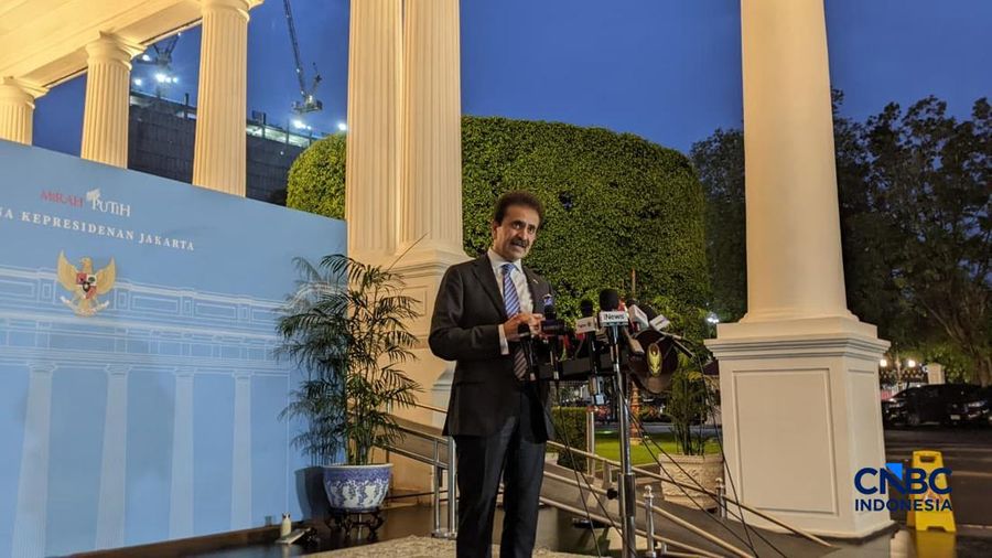 Duta Besar Pakistan untuk Indonesia Zahid Hafeez Chaudhri menjelaskan pertemuan Presiden Prabowo Subianto dengan Chief of the Air Staff Pakistan Air Force (CAS PAF) Air Chief Marshal Ahmed Babar Sidhu, di Istana Negara, Jakarta, Kamis (12/2/2026). (CNBC Indonesia/Emir Yanwardhana)