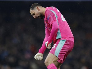 David Seaman Sentil Donnarumma: Nggak Usah Lebay Rayakan Penyelamatan