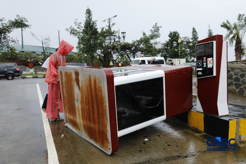 Hujan disertai angin puting beliung melanda Kabupaten Bogor, Jawa Barat, Kamis  (12/2/2026) sore. (CNBC Indonesia/Tri Susilo)