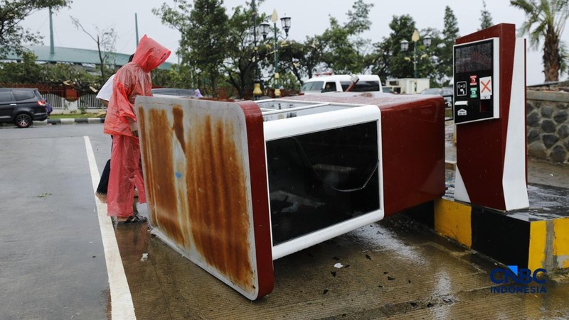 Hujan disertai angin puting beliung melanda Kabupaten Bogor, Jawa Barat, Kamis  (12/2/2026) sore. (CNBC Indonesia/Tri Susilo)
