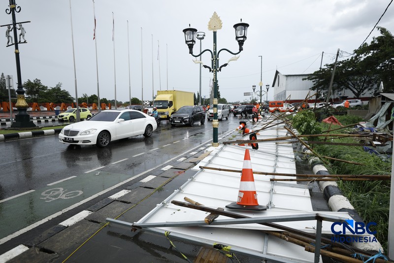 Hujan disertai angin puting beliung melanda Kabupaten Bogor, Jawa Barat, Kamis  (12/2/2026) sore. (CNBC Indonesia/Tri Susilo)