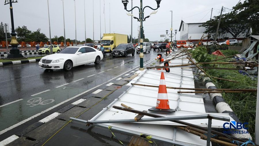 Hujan disertai angin puting beliung melanda Kabupaten Bogor, Jawa Barat, Kamis  (12/2/2026) sore. (CNBC Indonesia/Tri Susilo)