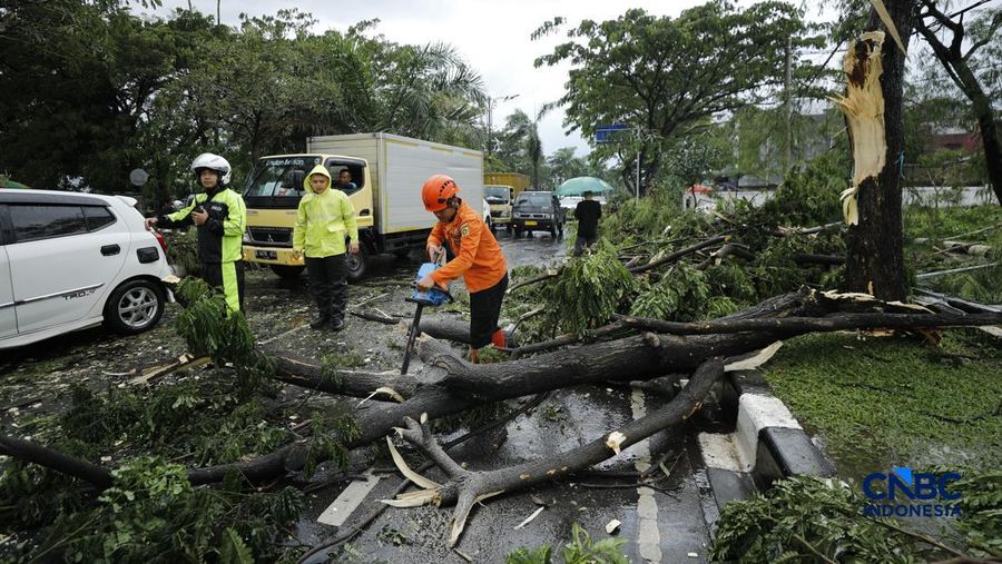 Hujan disertai angin puting beliung melanda Kabupaten Bogor, Jawa Barat, Kamis  (12/2/2026) sore. (CNBC Indonesia/Tri Susilo)