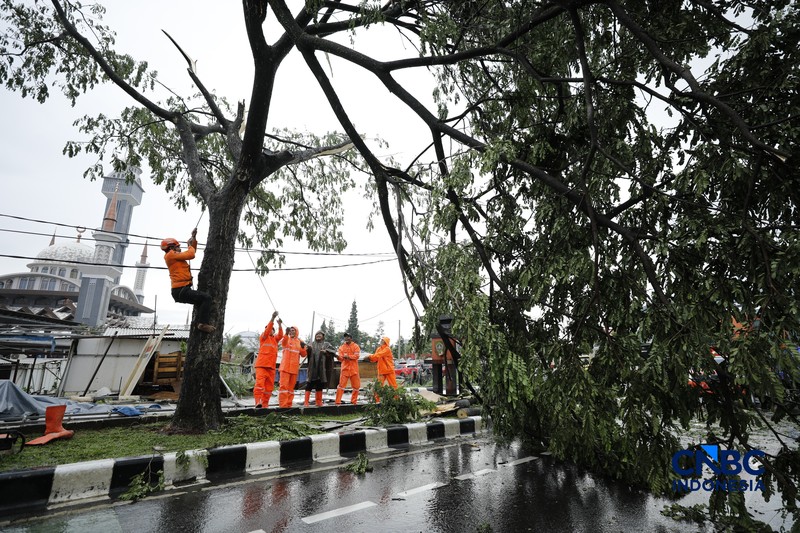 Hujan disertai angin puting beliung melanda Kabupaten Bogor, Jawa Barat, Kamis  (12/2/2026) sore. (CNBC Indonesia/Tri Susilo)