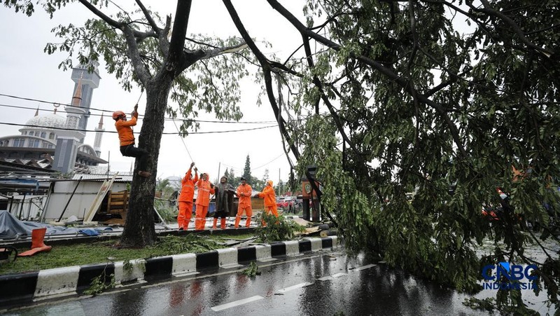 Hujan disertai angin puting beliung melanda Kabupaten Bogor, Jawa Barat, Kamis  (12/2/2026) sore. (CNBC Indonesia/Tri Susilo)