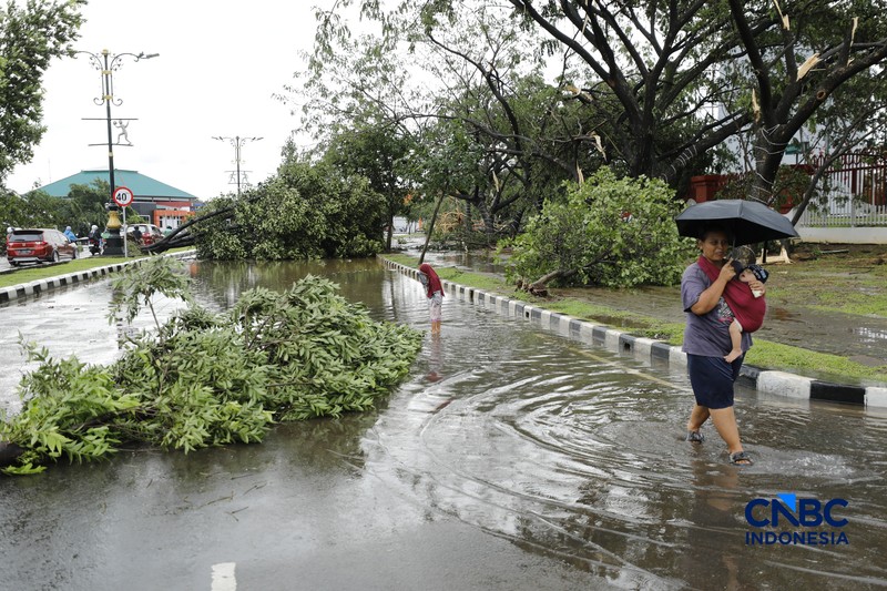 Hujan disertai angin puting beliung melanda Kabupaten Bogor, Jawa Barat, Kamis  (12/2/2026) sore. (CNBC Indonesia/Tri Susilo)