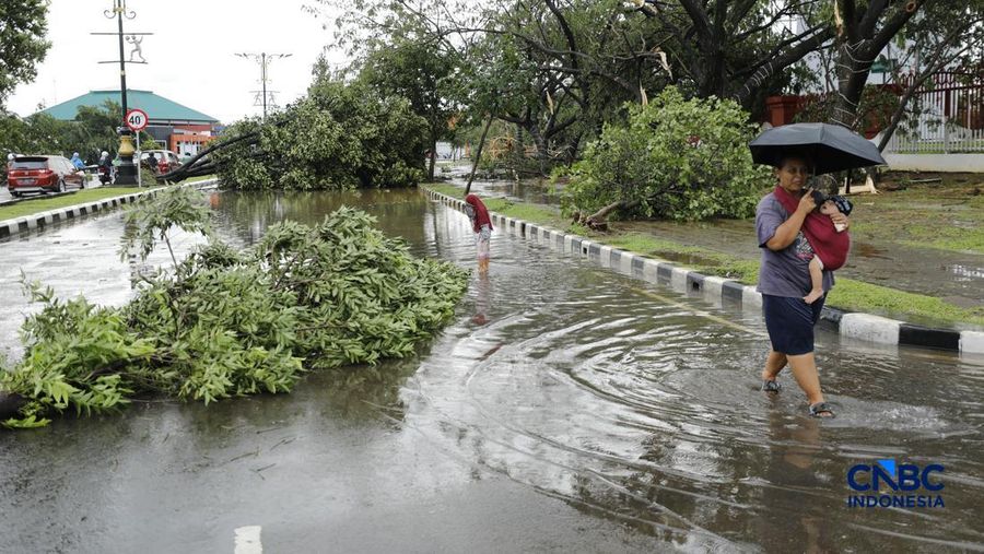 Hujan disertai angin puting beliung melanda Kabupaten Bogor, Jawa Barat, Kamis  (12/2/2026) sore. (CNBC Indonesia/Tri Susilo)