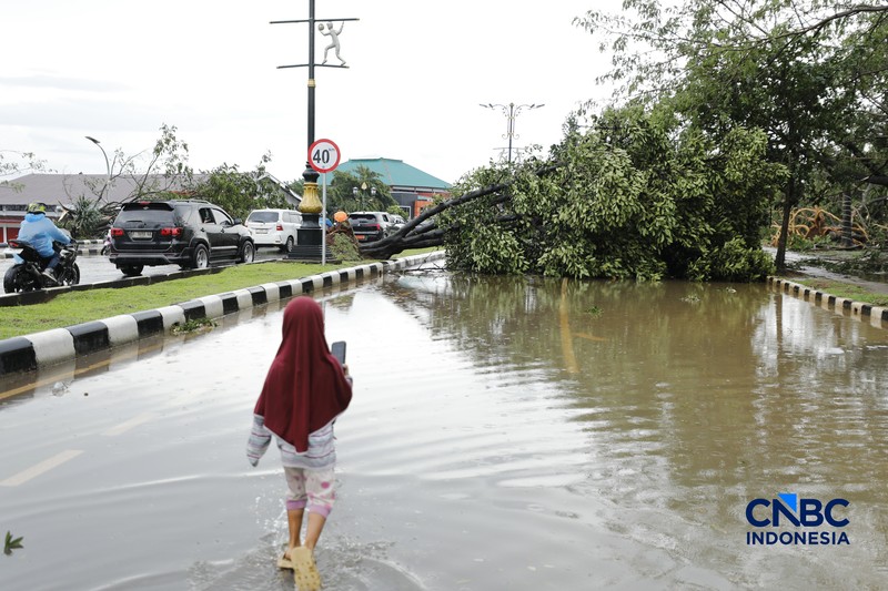 Hujan disertai angin puting beliung melanda Kabupaten Bogor, Jawa Barat, Kamis  (12/2/2026) sore. (CNBC Indonesia/Tri Susilo)