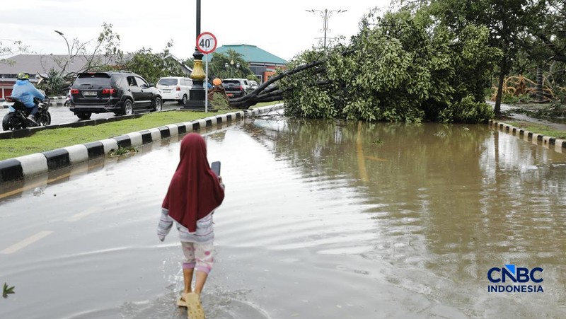 Hujan disertai angin puting beliung melanda Kabupaten Bogor, Jawa Barat, Kamis  (12/2/2026) sore. (CNBC Indonesia/Tri Susilo)