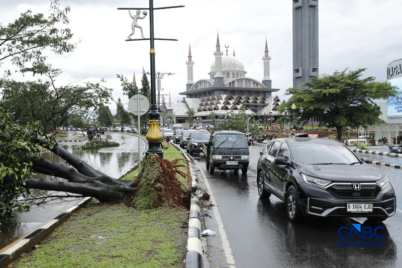 Hujan disertai angin puting beliung melanda Kabupaten Bogor, Jawa Barat, Kamis  (12/2/2026) sore. (CNBC Indonesia/Tri Susilo)