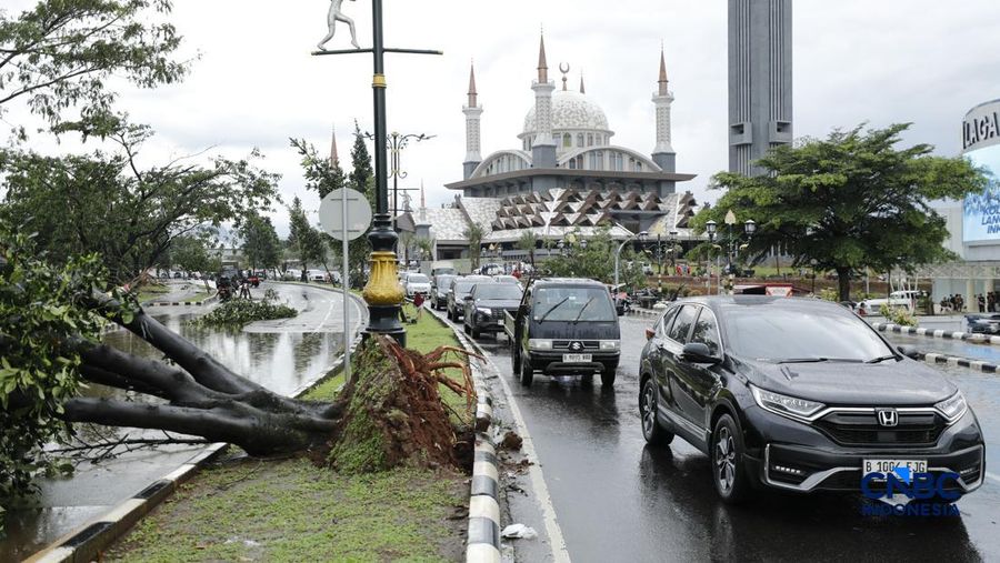 Hujan disertai angin puting beliung melanda Kabupaten Bogor, Jawa Barat, Kamis  (12/2/2026) sore. (CNBC Indonesia/Tri Susilo)