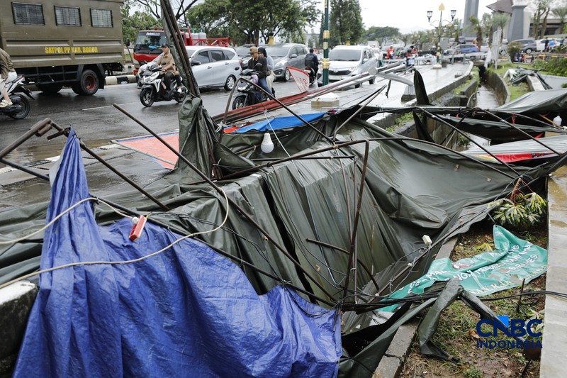 Hujan disertai angin puting beliung melanda Kabupaten Bogor, Jawa Barat, Kamis  (12/2/2026) sore. (CNBC Indonesia/Tri Susilo)