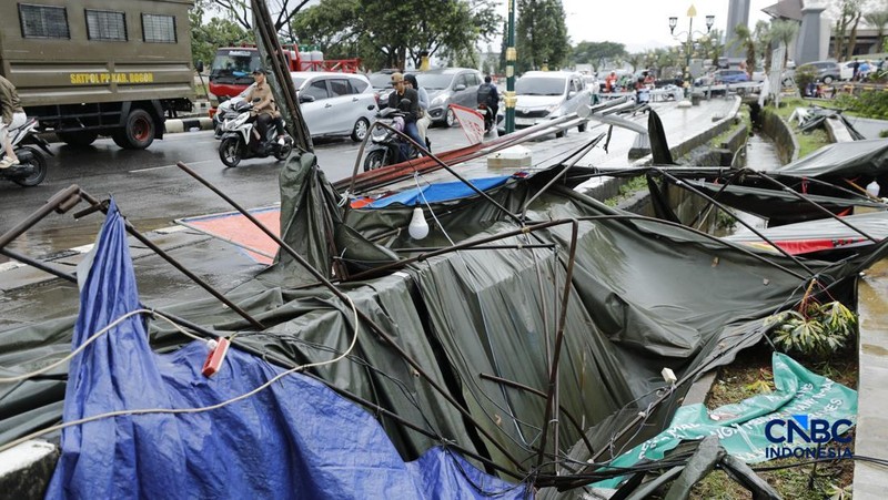 Hujan disertai angin puting beliung melanda Kabupaten Bogor, Jawa Barat, Kamis  (12/2/2026) sore. (CNBC Indonesia/Tri Susilo)