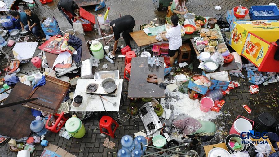 Hujan disertai angin puting beliung melanda Kabupaten Bogor, Jawa Barat, Kamis  (12/2/2026) sore. (CNBC Indonesia/Tri Susilo)