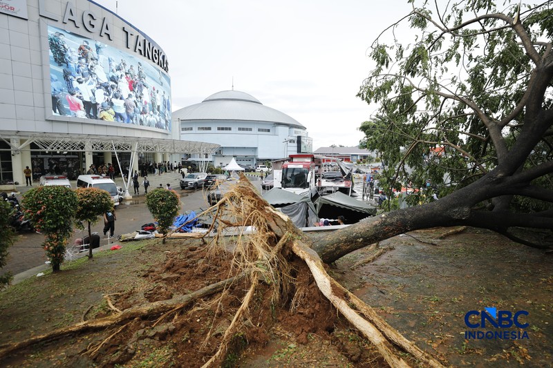 Hujan disertai angin puting beliung melanda Kabupaten Bogor, Jawa Barat, Kamis  (12/2/2026) sore. (CNBC Indonesia/Tri Susilo)