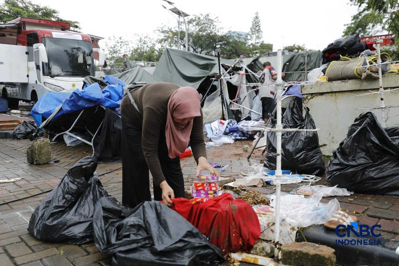 Hujan disertai angin puting beliung melanda Kabupaten Bogor, Jawa Barat, Kamis  (12/2/2026) sore. (CNBC Indonesia/Tri Susilo)