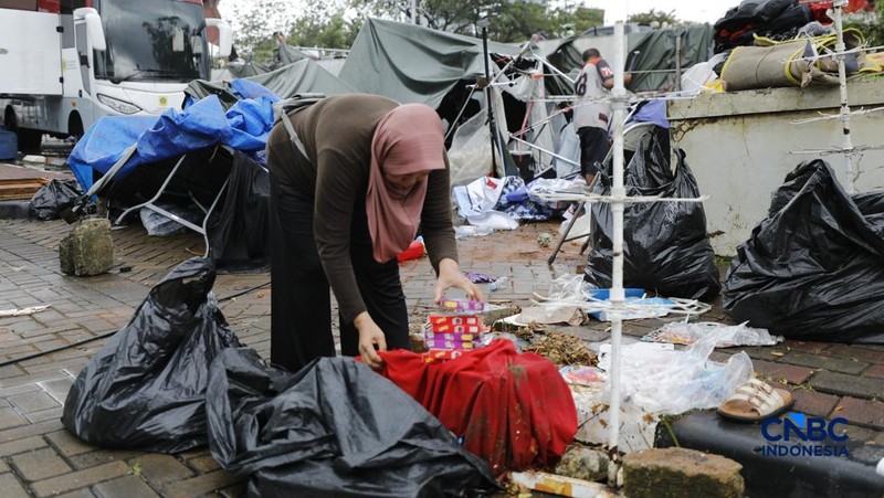 Hujan disertai angin puting beliung melanda Kabupaten Bogor, Jawa Barat, Kamis  (12/2/2026) sore. (CNBC Indonesia/Tri Susilo)