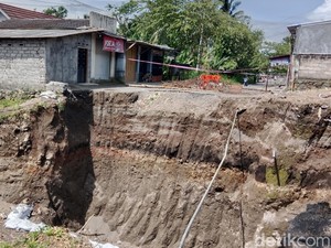 Sebulan Ambruk, Jembatan 2 Kecamatan Lombok Timur Belum Diperbaiki