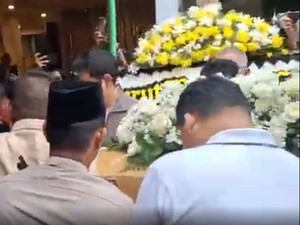 Video Isak Tangis Keluarga Sambut Kedatangan Jenazah Pilot Egon Erawan