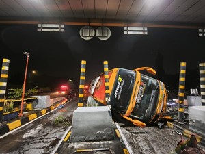 Bus Wisata Asal Grobogan Terguling di GT Waru, 16 Penumpang Luka