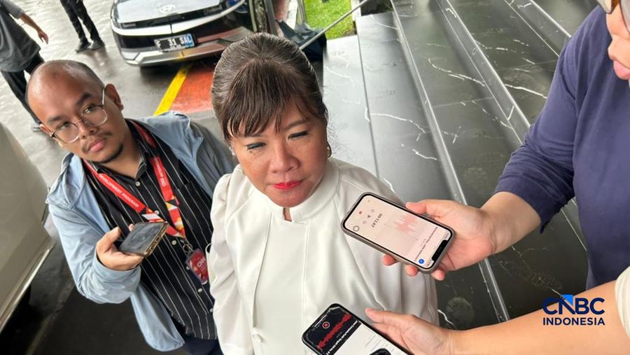 Ketua Umum APINDO Shinta Kamdani ditemui wartawan usai pertemuan di kantor Kemenko Perekonomian, Jakarta, Kamis (12/2/2026). (CNBC Indonesia/Zefanya Aprilia)