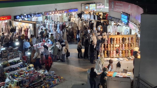 Ledakan Pengunjung Pasar Tanah Abang Gara-gara Gamis Bini Orang