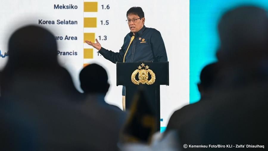 Menteri Keuangan Purbaya Yudhi Sadewa saat menghadiri forum panel dalam Rapat Pimpinan (Rapim) POLRI bersama Menteri Dalam Negeri Tito Karnavian dan Menteri Koperasi Ferry Juliantono, pada Rabu (11/02), di Jakarta.