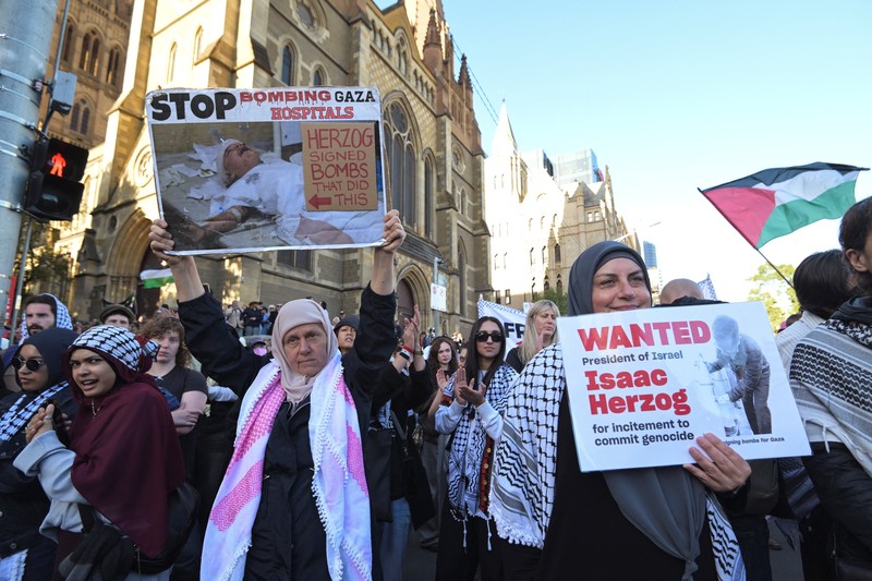 Para demonstran berkumpul di luar Stasiun Flinders Street selama protes terhadap kunjungan kenegaraan Presiden Israel Isaac Herzog ke Australia, menyusul penembakan massal yang menewaskan banyak orang pada perayaan Hanukkah di Pantai Bondi pada 14 Desember 2025, di Melbourne, Australia, 12 Februari 2026. (REUTERS/Tracey Nearmy)