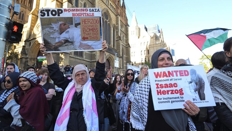 Para demonstran berkumpul di luar Stasiun Flinders Street selama protes terhadap kunjungan kenegaraan Presiden Israel Isaac Herzog ke Australia, menyusul penembakan massal yang menewaskan banyak orang pada perayaan Hanukkah di Pantai Bondi pada 14 Desember 2025, di Melbourne, Australia, 12 Februari 2026. (REUTERS/Tracey Nearmy)