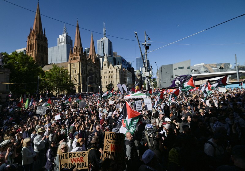 Para demonstran berkumpul di luar Stasiun Flinders Street selama protes terhadap kunjungan kenegaraan Presiden Israel Isaac Herzog ke Australia, menyusul penembakan massal yang menewaskan banyak orang pada perayaan Hanukkah di Pantai Bondi pada 14 Desember 2025, di Melbourne, Australia, 12 Februari 2026. (REUTERS/Tracey Nearmy)
