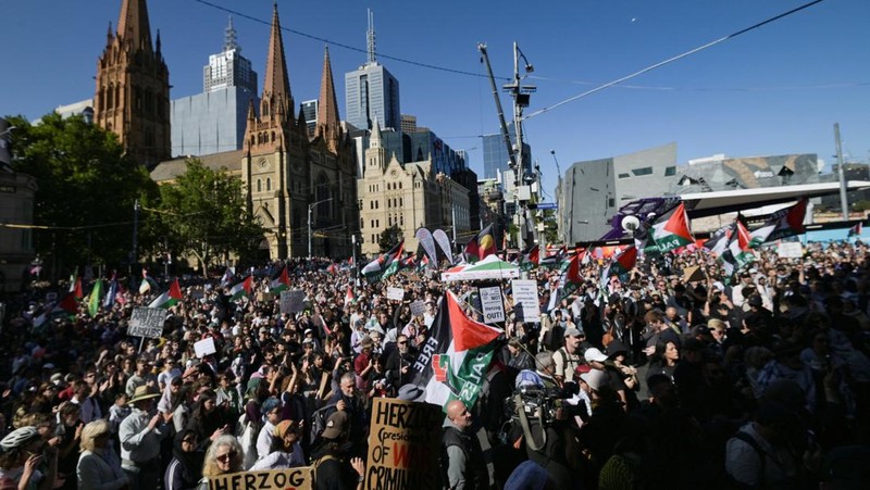 Para demonstran berkumpul di luar Stasiun Flinders Street selama protes terhadap kunjungan kenegaraan Presiden Israel Isaac Herzog ke Australia, menyusul penembakan massal yang menewaskan banyak orang pada perayaan Hanukkah di Pantai Bondi pada 14 Desember 2025, di Melbourne, Australia, 12 Februari 2026. (REUTERS/Tracey Nearmy)