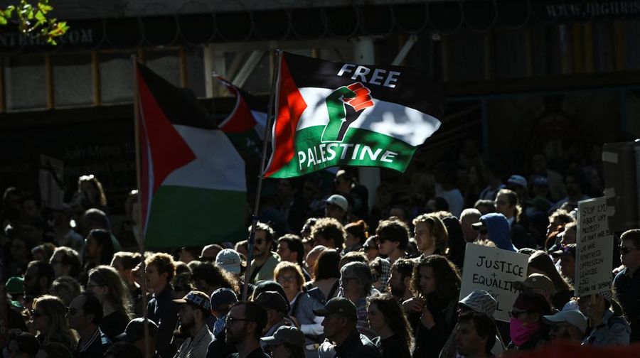 Para demonstran berkumpul di luar Stasiun Flinders Street selama protes terhadap kunjungan kenegaraan Presiden Israel Isaac Herzog ke Australia, menyusul penembakan massal yang menewaskan banyak orang pada perayaan Hanukkah di Pantai Bondi pada 14 Desember 2025, di Melbourne, Australia, 12 Februari 2026. (REUTERS/Tracey Nearmy)