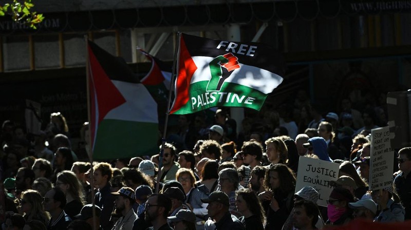 Para demonstran berkumpul di luar Stasiun Flinders Street selama protes terhadap kunjungan kenegaraan Presiden Israel Isaac Herzog ke Australia, menyusul penembakan massal yang menewaskan banyak orang pada perayaan Hanukkah di Pantai Bondi pada 14 Desember 2025, di Melbourne, Australia, 12 Februari 2026. (REUTERS/Tracey Nearmy)