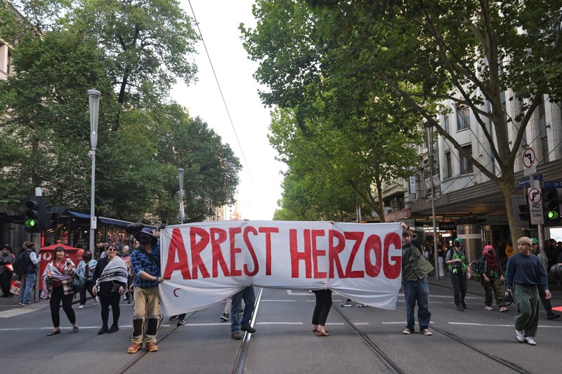Para demonstran berkumpul di luar Stasiun Flinders Street selama protes terhadap kunjungan kenegaraan Presiden Israel Isaac Herzog ke Australia, menyusul penembakan massal yang menewaskan banyak orang pada perayaan Hanukkah di Pantai Bondi pada 14 Desember 2025, di Melbourne, Australia, 12 Februari 2026. (REUTERS/Tracey Nearmy)