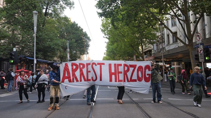 Para demonstran berkumpul di luar Stasiun Flinders Street selama protes terhadap kunjungan kenegaraan Presiden Israel Isaac Herzog ke Australia, menyusul penembakan massal yang menewaskan banyak orang pada perayaan Hanukkah di Pantai Bondi pada 14 Desember 2025, di Melbourne, Australia, 12 Februari 2026. (REUTERS/Tracey Nearmy)