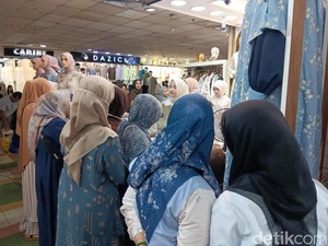 Ibu-ibu Tumpah Ruah ke Tanah Abang Jelang Puasa, Gamis Jadi Rebutan