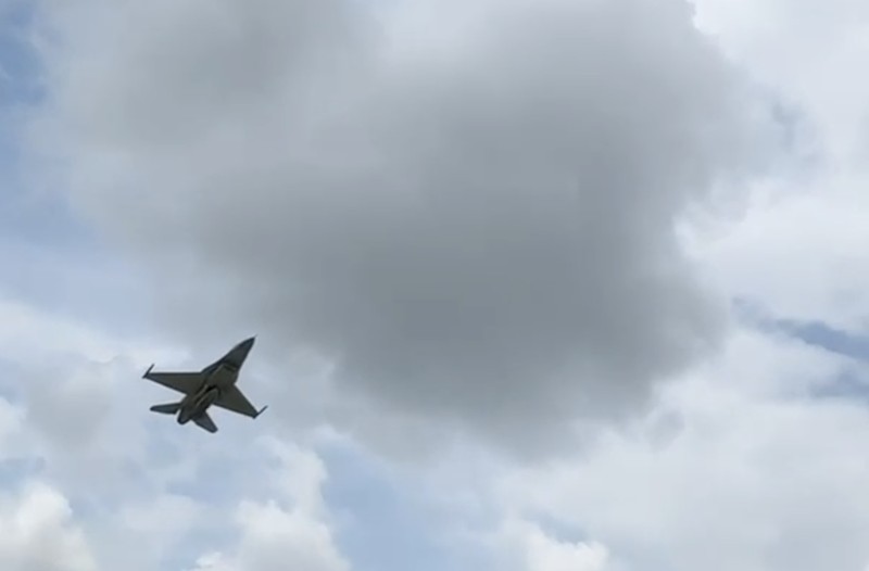 Pendaratan Pesawat Tempur F-16 di Jalan Tol. (Hutama Karya)