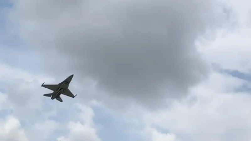 Pendaratan Pesawat Tempur F-16 di Jalan Tol. (Hutama Karya)