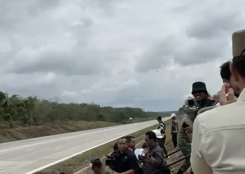 Pendaratan Pesawat Tempur F-16 di Jalan Tol. (Hutama Karya)