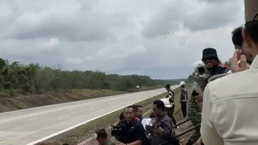 Pendaratan Pesawat Tempur F-16 di Jalan Tol. (Hutama Karya)