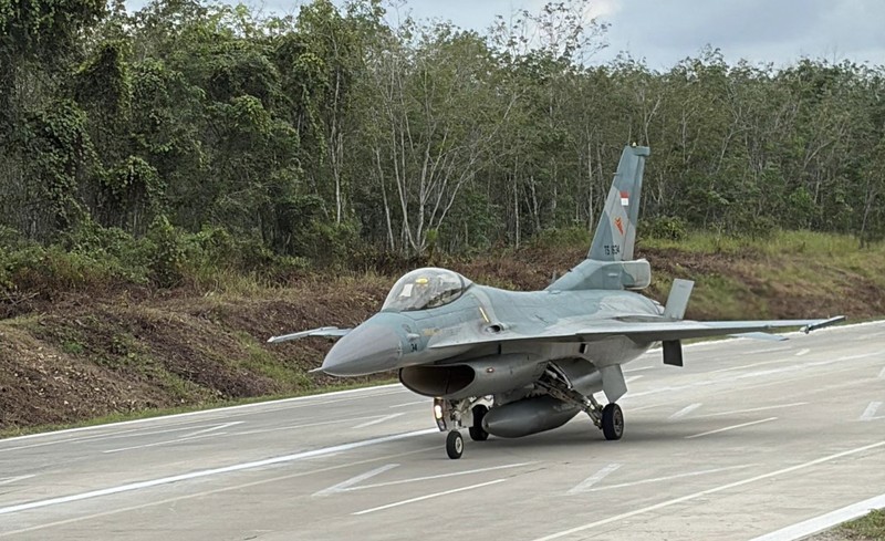 Pendaratan Pesawat Tempur F-16 di Jalan Tol. (Hutama Karya)