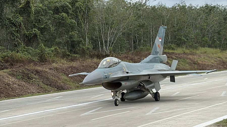 Pendaratan Pesawat Tempur F-16 di Jalan Tol. (Hutama Karya)