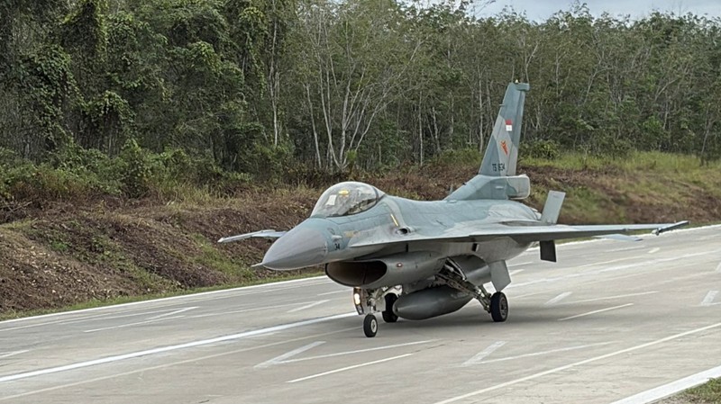 Pendaratan Pesawat Tempur F-16 di Jalan Tol. (Hutama Karya)