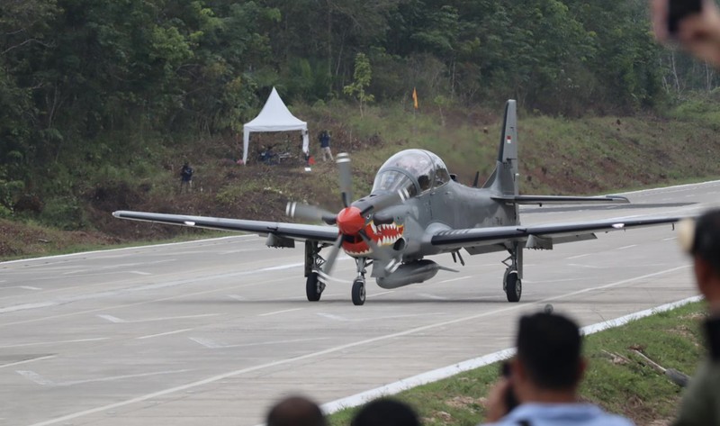 Pendaratan Pesawat Tempur F-16 di Jalan Tol. (Hutama Karya)
