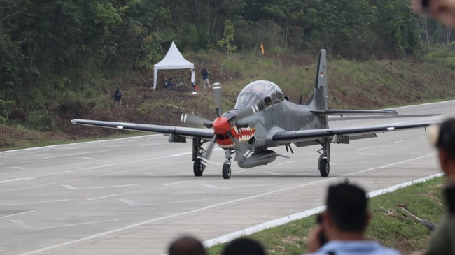 Media Asing Heboh Jet Tempur RI Landing di Tol Sumatera, Sebut Ini