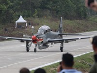 Media Asing Heboh Jet Tempur RI Landing di Tol Sumatera, Sebut Ini